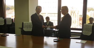（協定書を取り交わす原会長と渡辺市長）