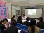 学生の質問に答える看護師の様子