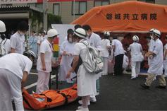 防災訓練での患者搬送練習の様子