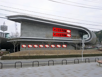 地域開放型施設1・3階外壁面広告