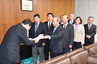 常磐共同火力勿来発電所幹部に申入書を渡す様子