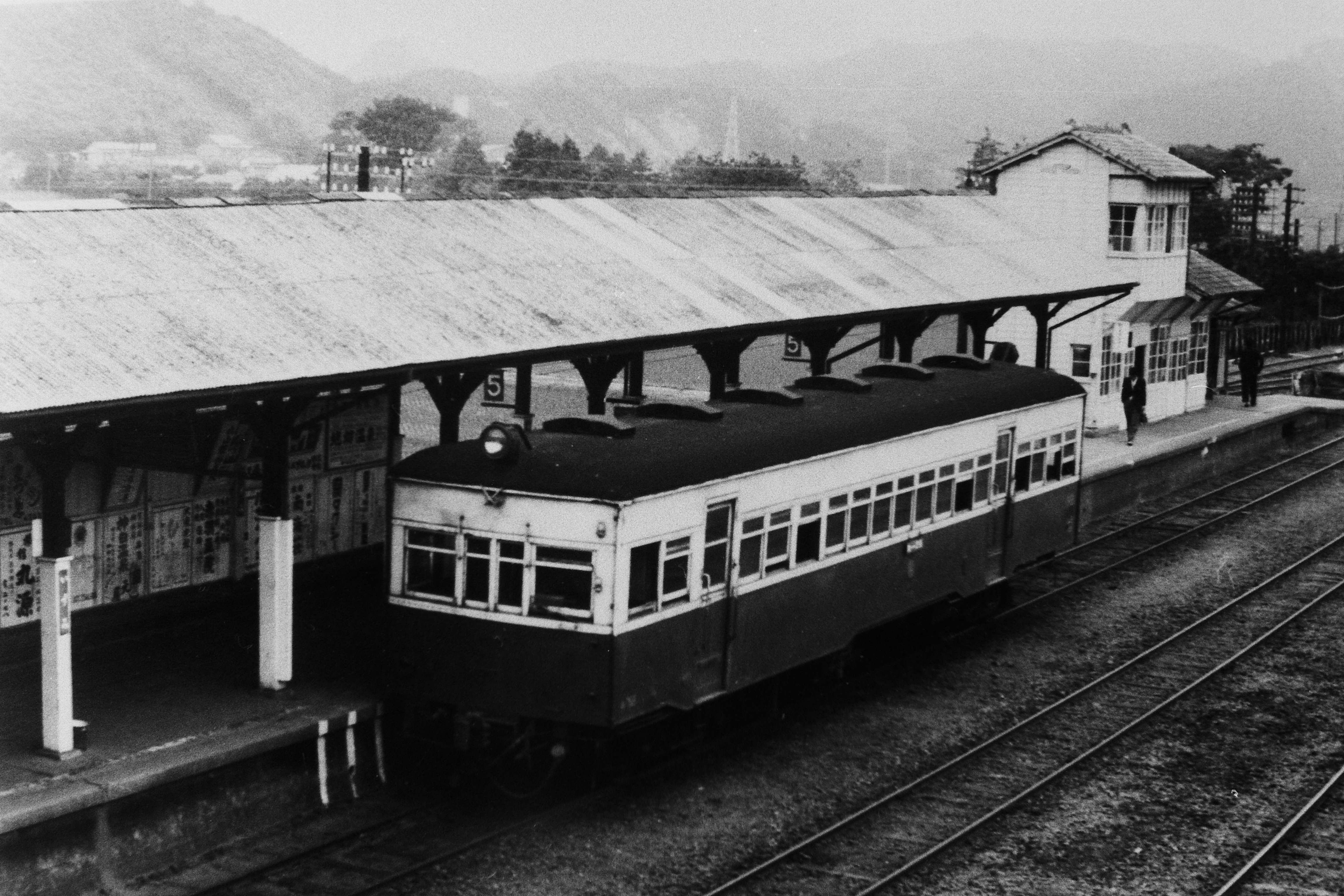 泉駅の気動車(昭和37年7月、園田正雄氏撮影)