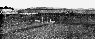 小名浜尋常高等小学校(明治44年、『ふるさとの想い出　写真集〈明治・大正・昭和〉小名浜（江名・泉・渡辺）』)