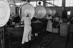 02平北部給食共同調理場(昭和48年11月、いわき市撮影)：大きなお鍋で調理中なのは焼きそばでしょうか