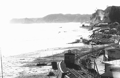 5 永崎海岸線に沿って走る江名鉄道の気動車(昭和40年1月、米本健一氏撮影)