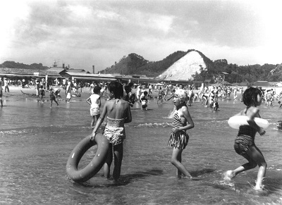 8 永崎海水浴場(昭和30年代後期、比佐不二夫氏提供)