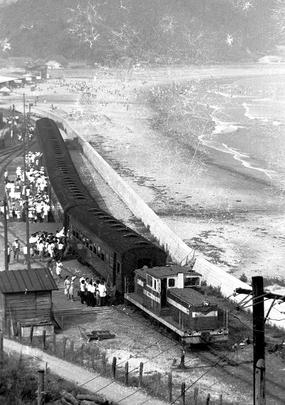 13 永崎駅に到着する、DD451の海水浴臨時列車(昭和40年7月、米本健一氏撮影)
