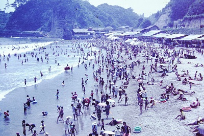 11 勿来海水浴場(昭和41年、いわき市所蔵)