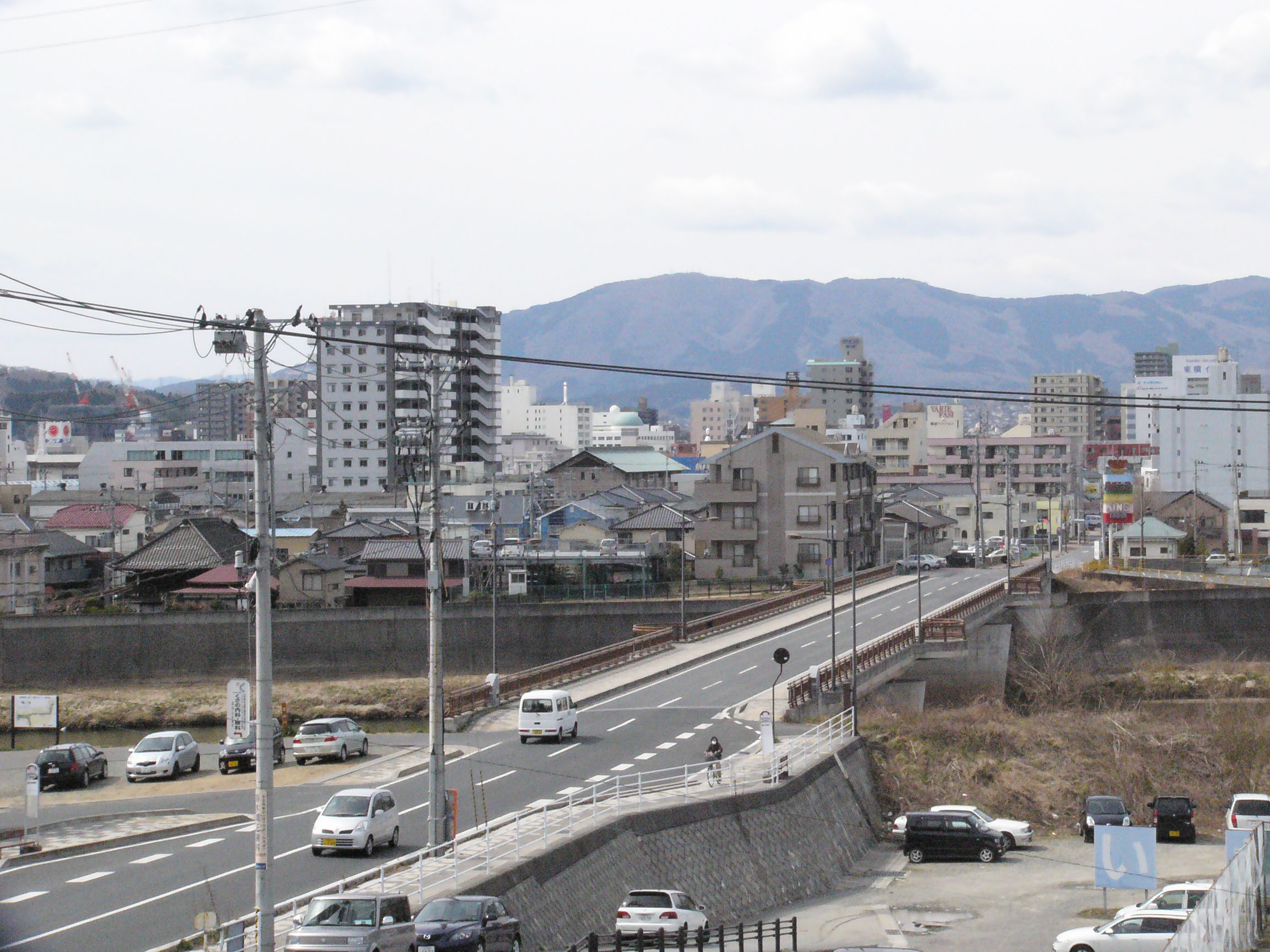 17_向鎌田から見る市道塩・紺屋町線の平神橋(平成19年2月、いわき市撮影)