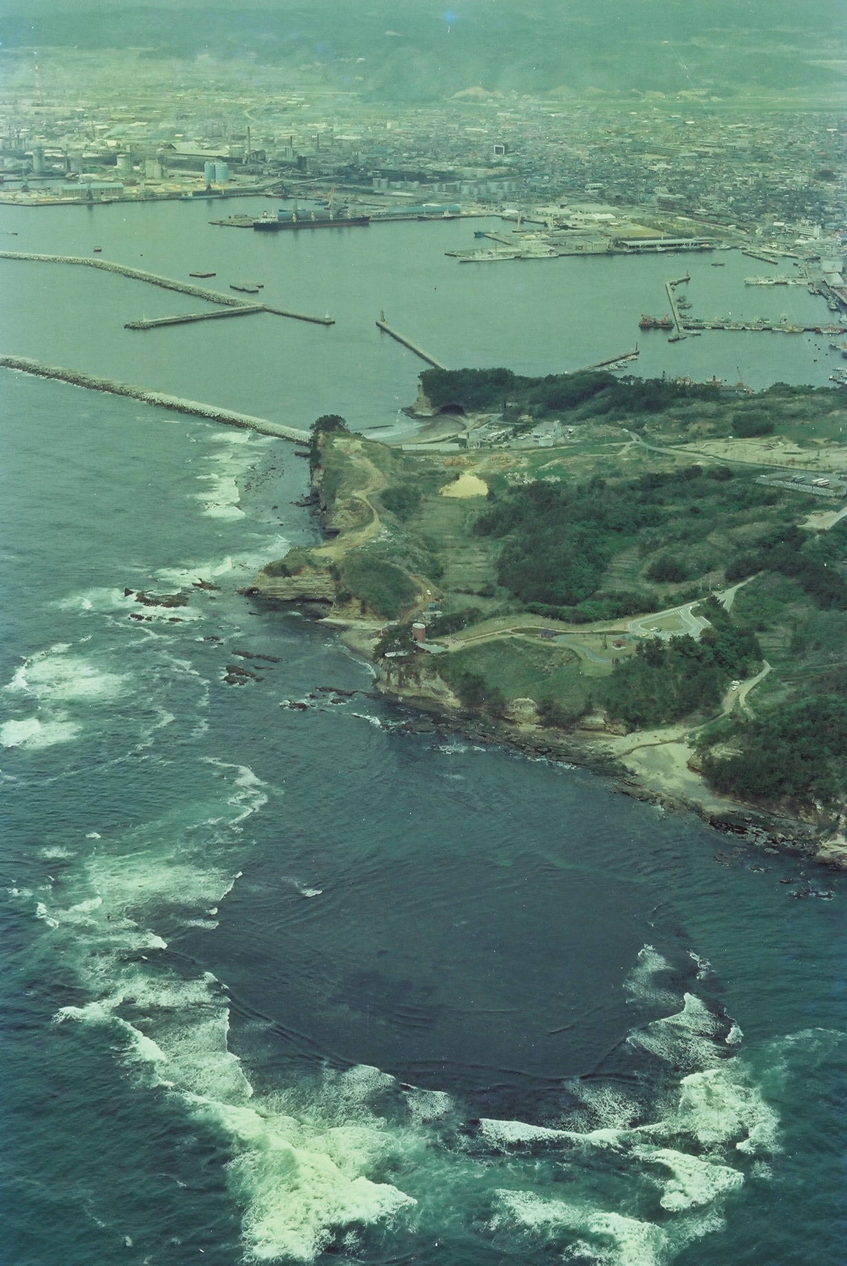 写真4 空撮・三崎海岸南方上空から三崎公園、小名浜港港湾を見る(昭和55年頃、いわき市撮影)