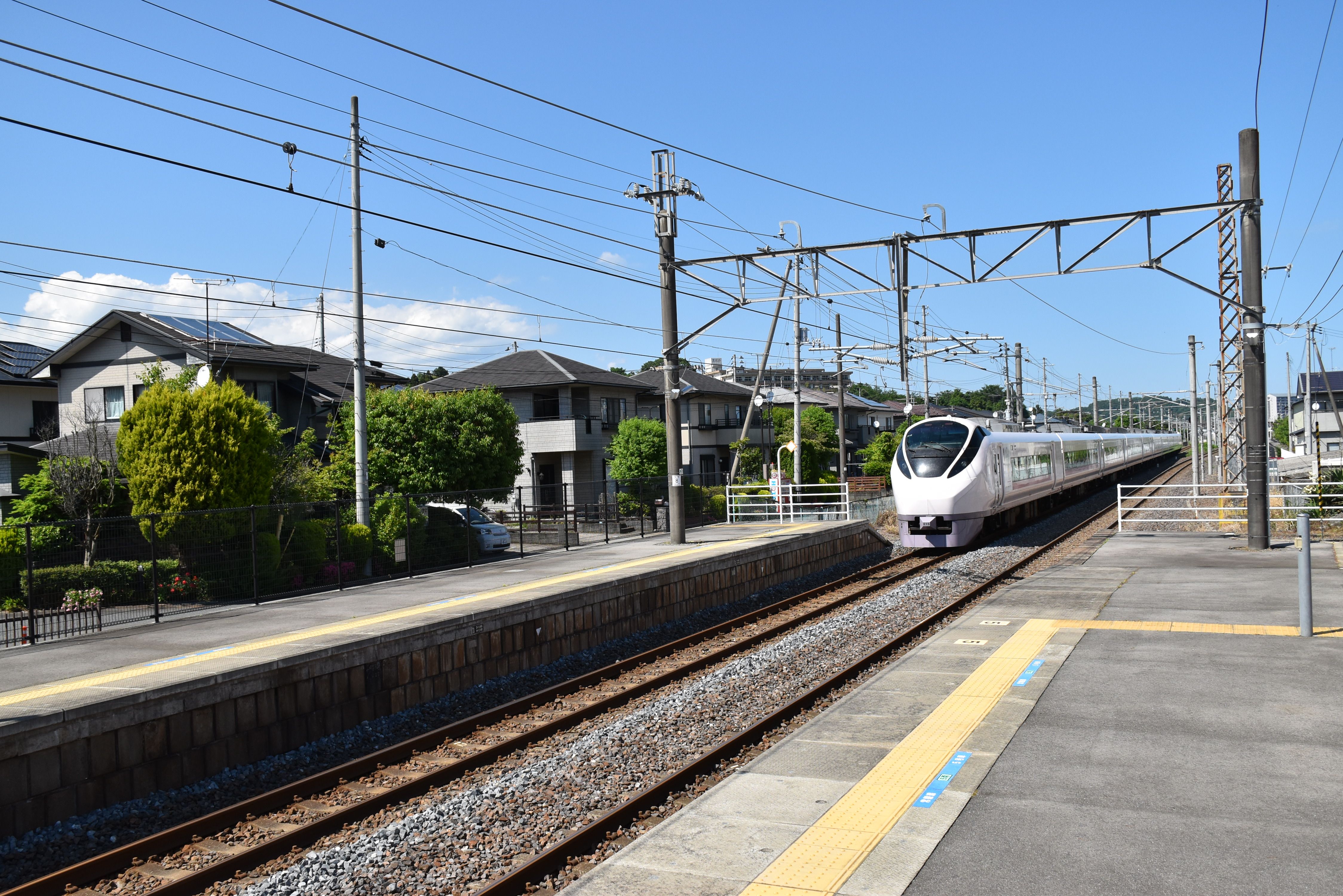 写真12　内郷駅ホームと特急ひたち(平成28年6月、いわき市撮影)