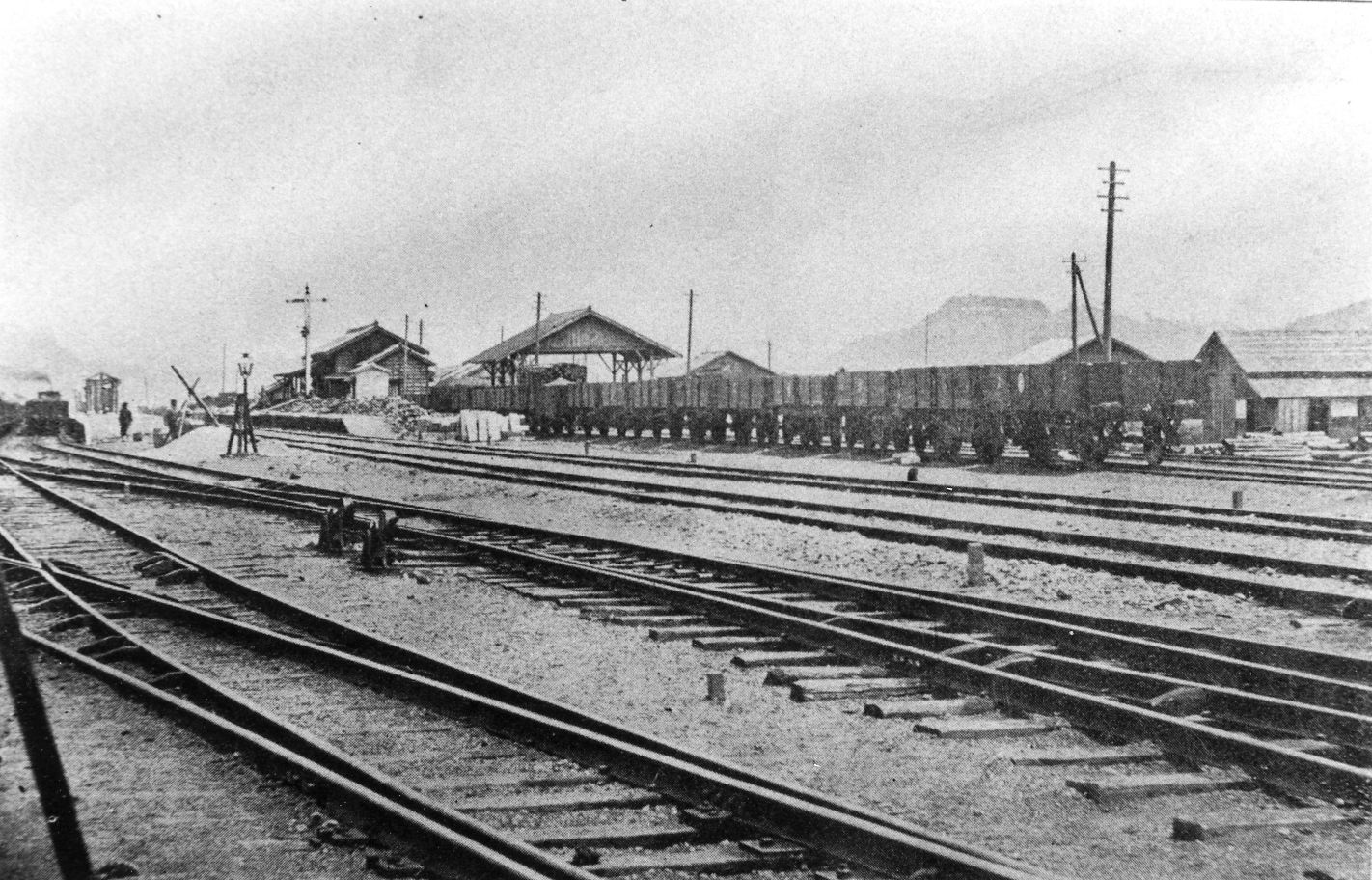 写真03　綴駅(明治42年1月、郵便絵はがき「入山採炭株式会社営業案内」)