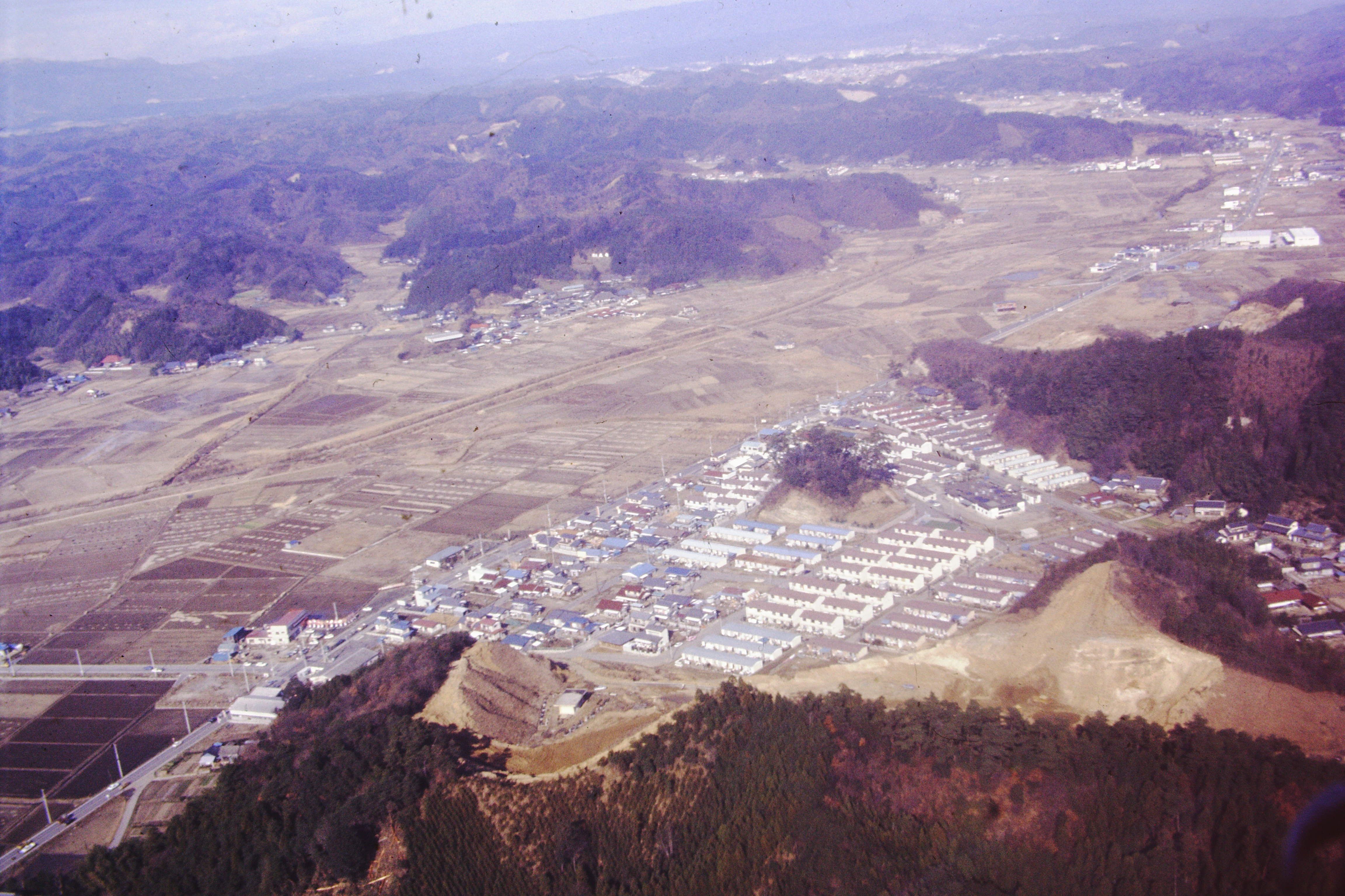 鹿島街道、船戸団地を南東側上空から見る(昭和50年頃、いわき市撮影)