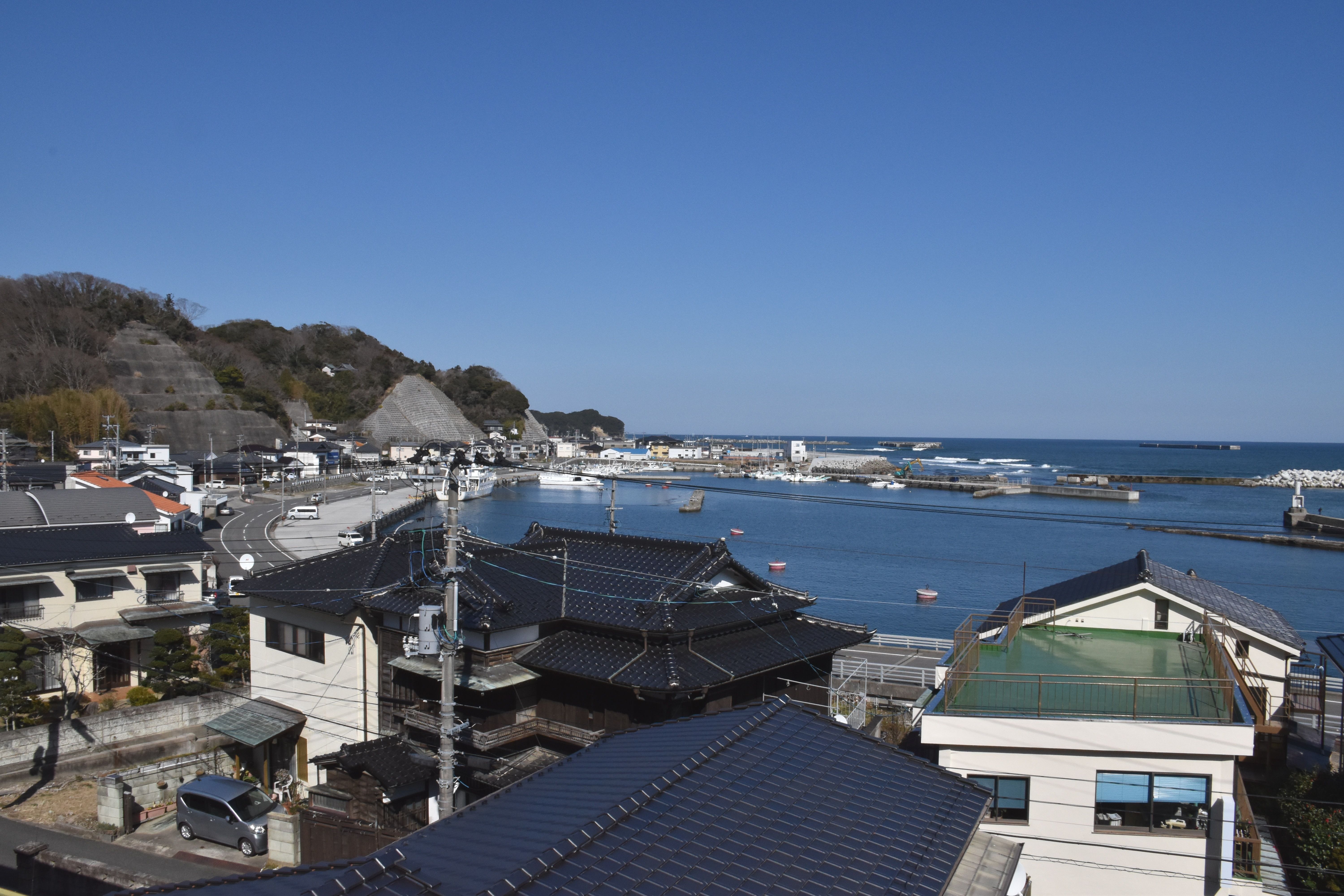 南側高台から見る中之作港〔平成31(2019)年3月、いわき市撮影〕