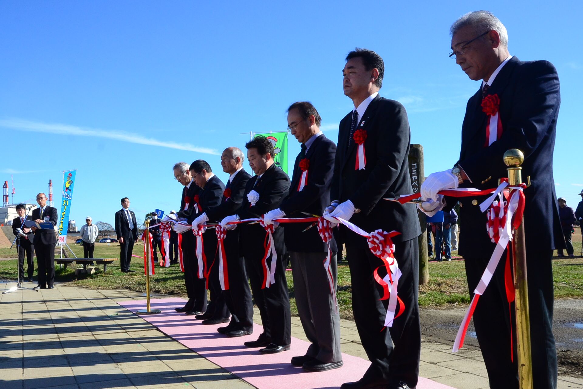 3　鮫川河川敷公園のコミュニティ広場テープカット(平成29年12月、いわき民報社撮影)
