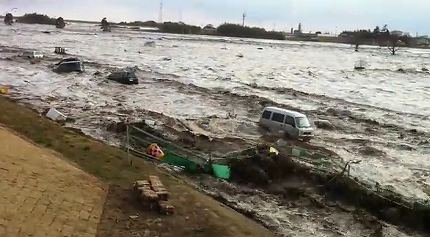 7　鮫川河川敷公園に押し寄せる津波（2）(平成23年3月11日、緑川貴之氏撮影)