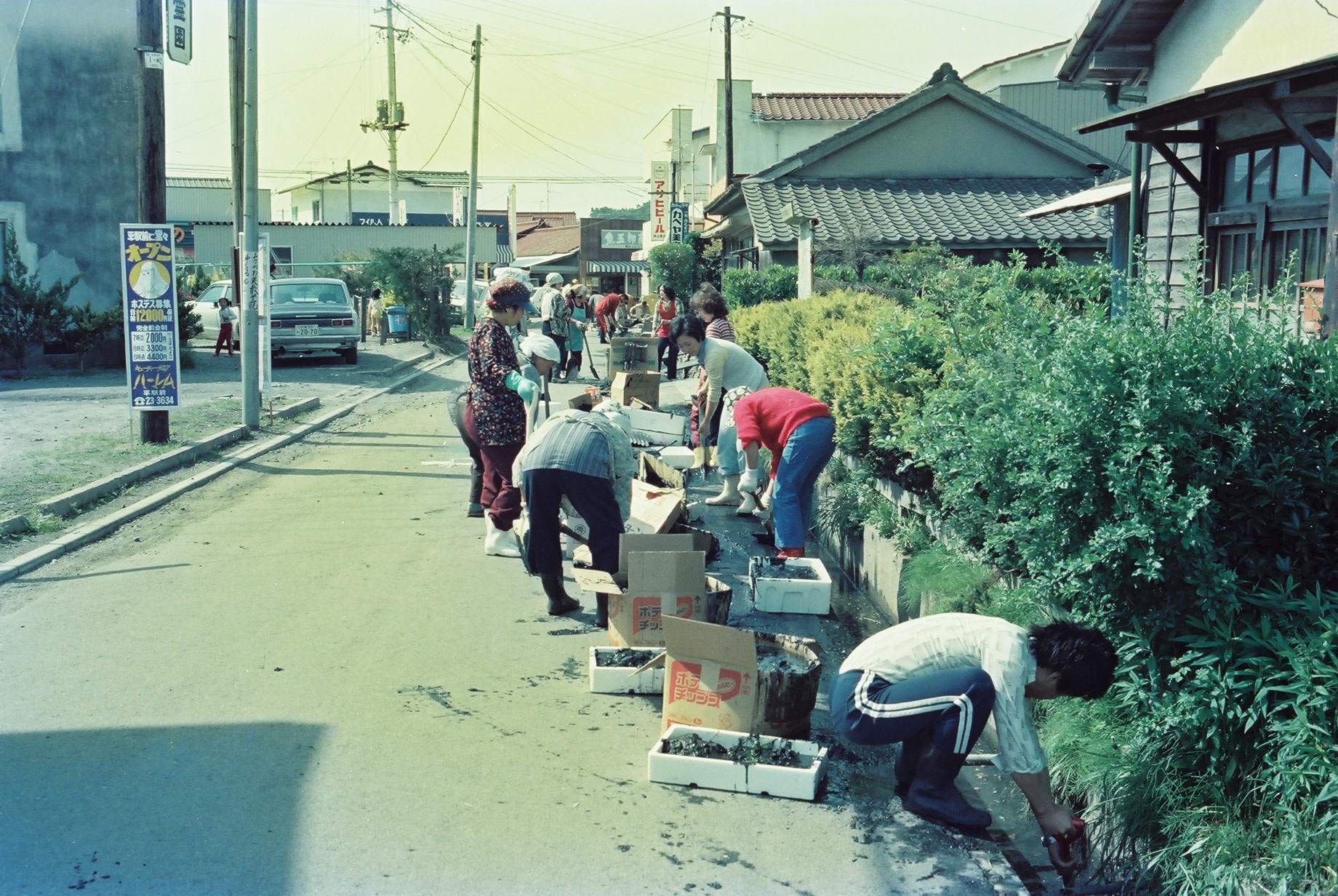 7　平中神谷における側溝清掃(昭和54年5月、いわき市撮影)