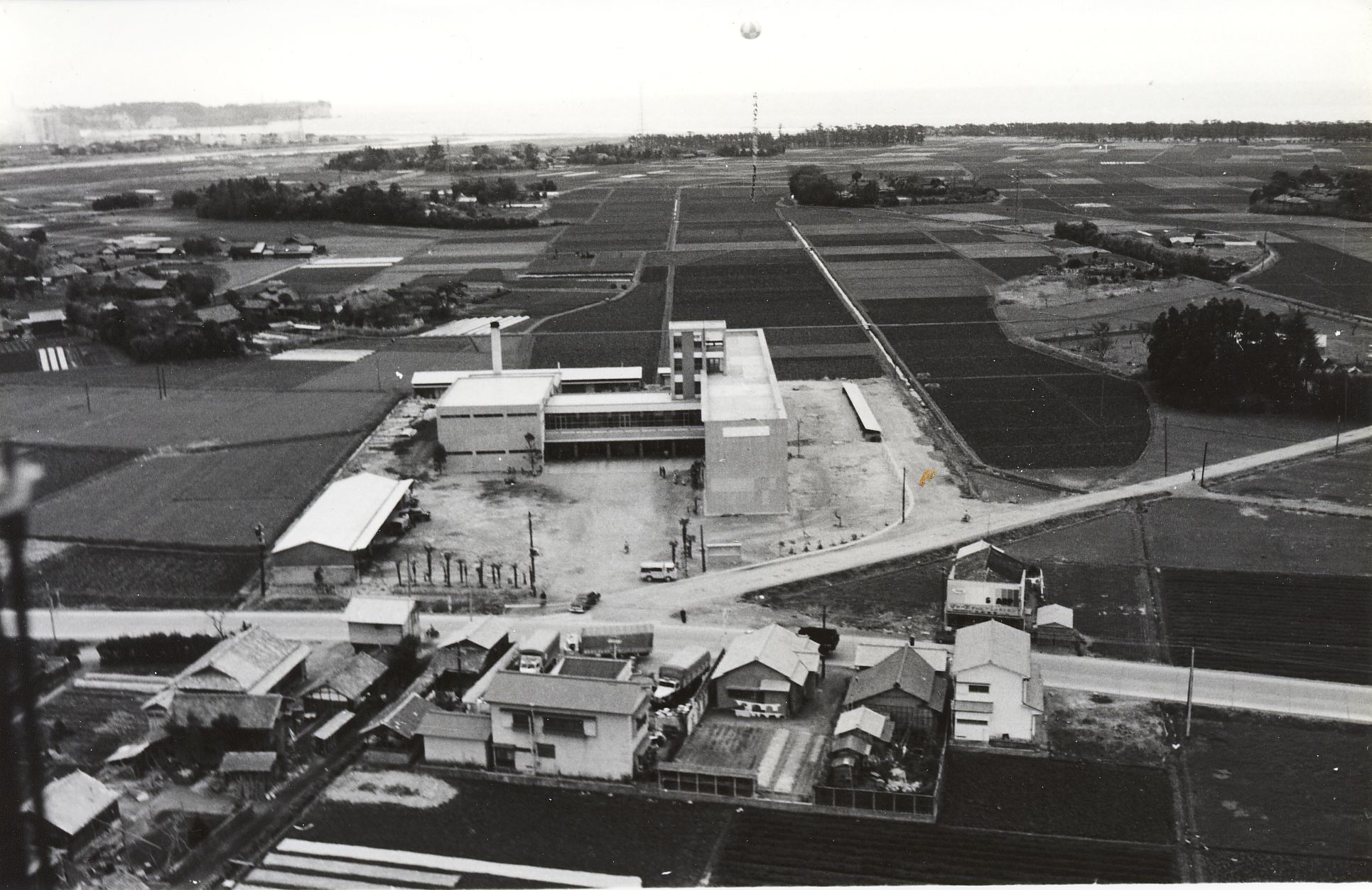5 勿来市役所庁舎上空から東方の菊多海岸方面を俯瞰（昭和35年3月、長谷川達雄氏撮影）