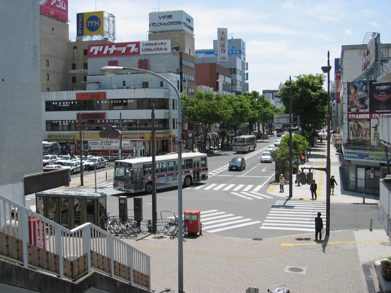 16 平安橋から見る駅前通り（平成17年6月）