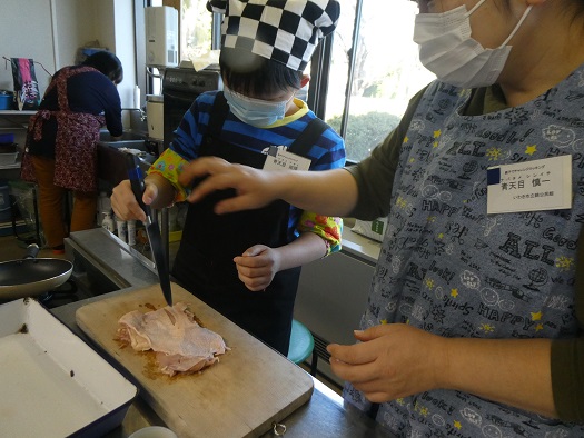 お肉に切り込みを入れる