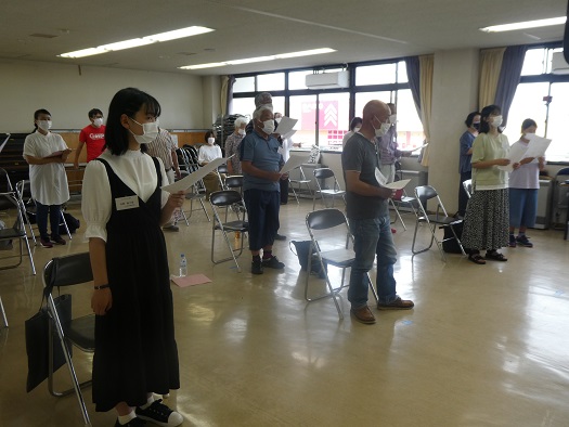 皆で立って歌う