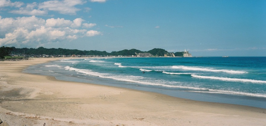 4 豊間海岸・遠くに塩屋埼灯台(平成11年9月、いわき市撮影)