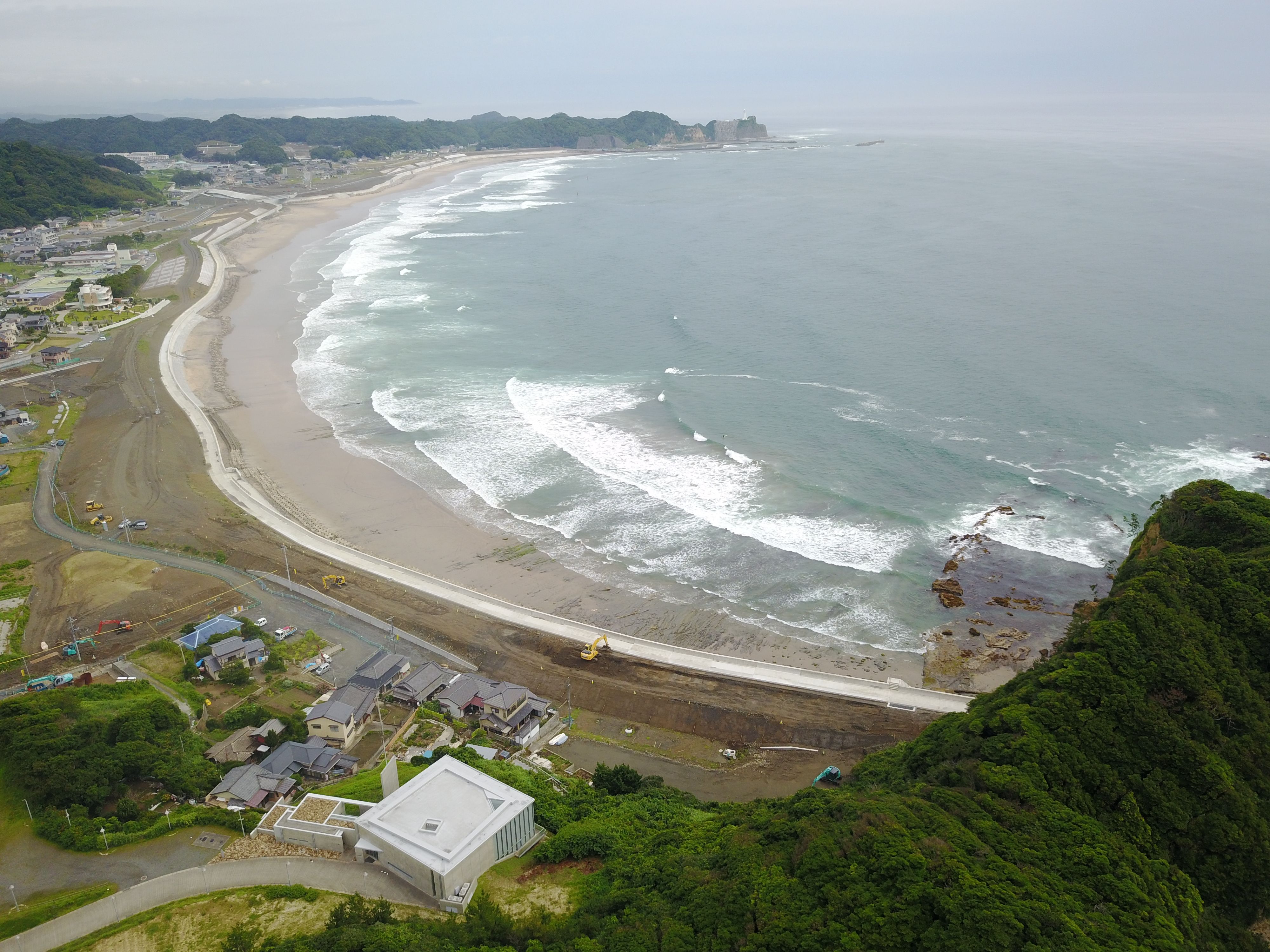 12 豊間海岸のかさ上げ防潮堤を合磯岬上空から北方に向って見る(平成29年7月、いわき市撮影)