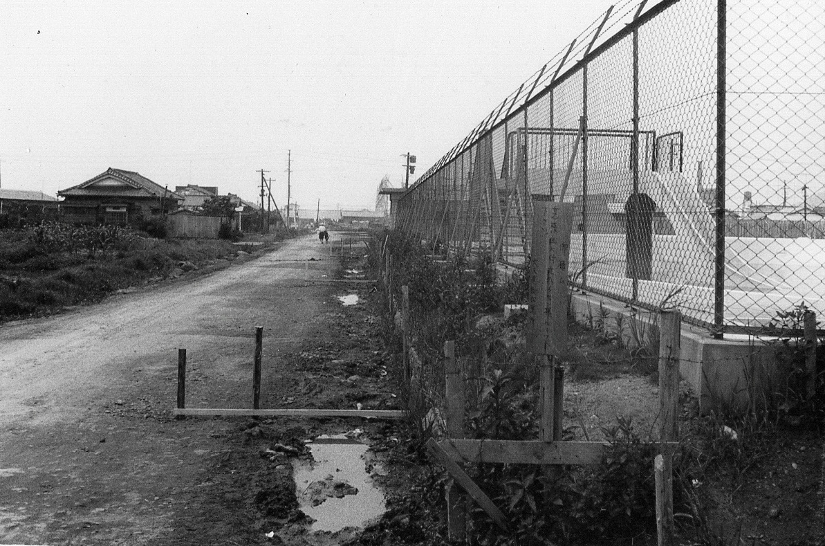 3 小名浜市民プールの建設に伴い施工された、市道中町境-山神北線の側溝新設工事〔昭和41(1966)年、小名浜公民館提供〕
