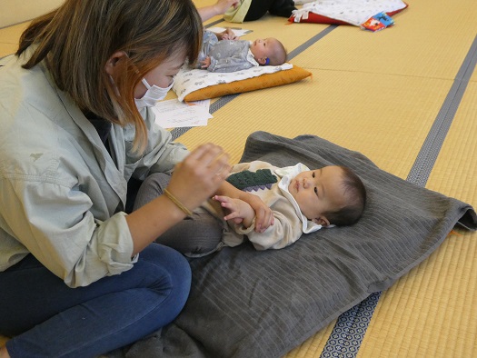 赤ちゃんとママたち
