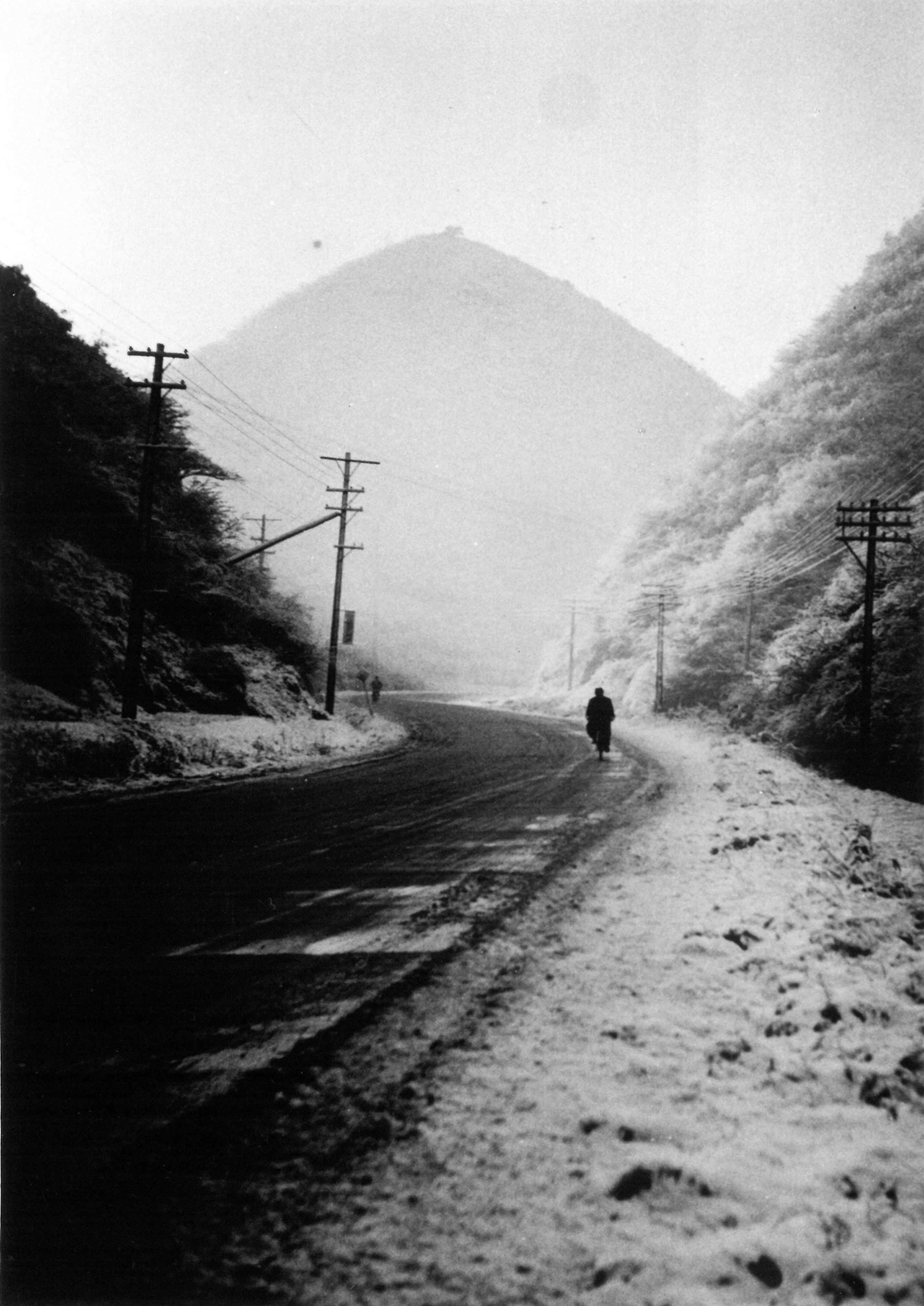 7■写真2-2　雪間の国道6号、堀坂　正面に見えるのが、凡天山。〔昭和30(2021)年頃　渡辺一男氏撮影〕.jpg