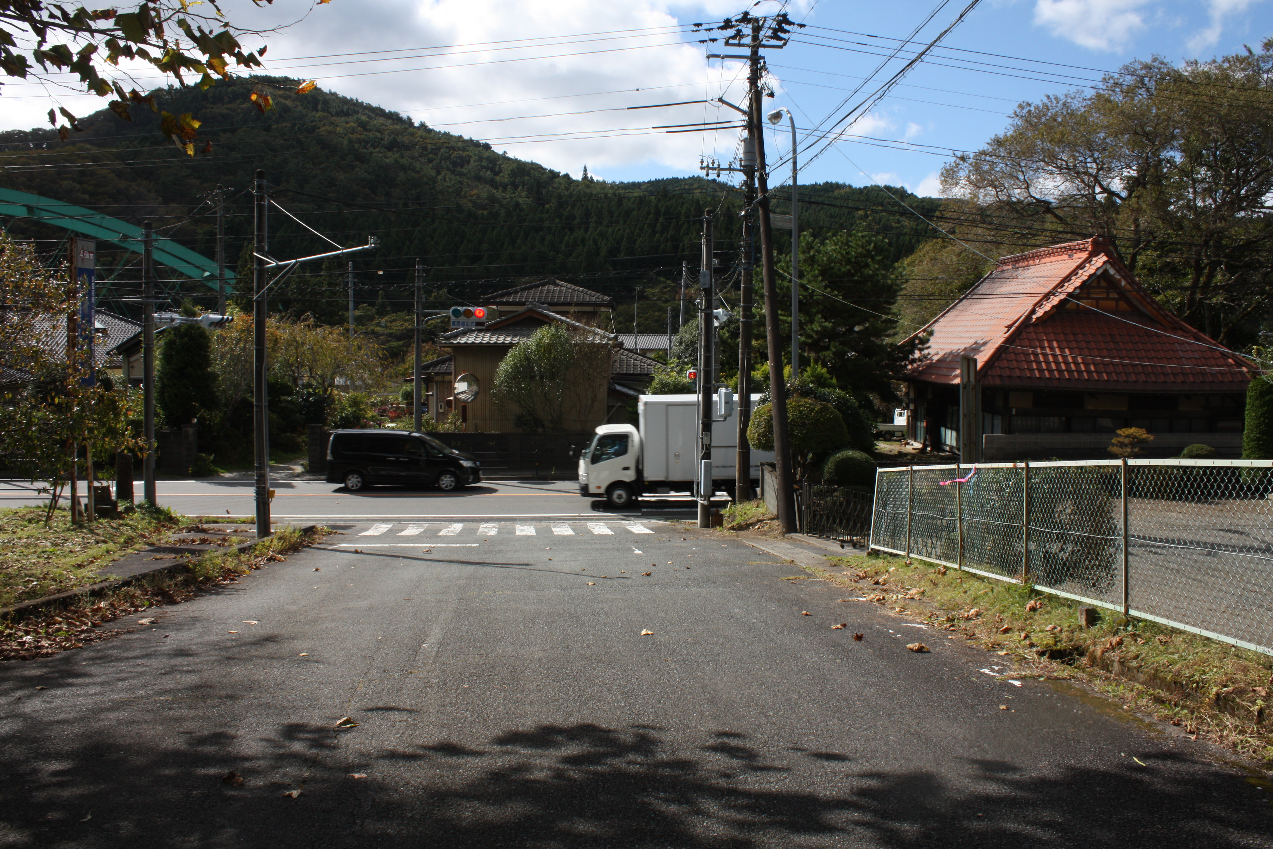 7.■写真1-2 高速道路が開通（遠方に合戸橋のアーチが見える）したが、国道としての重要な役割は今も継続　〔令和4(2022)年10月　小宅幸一撮影〕