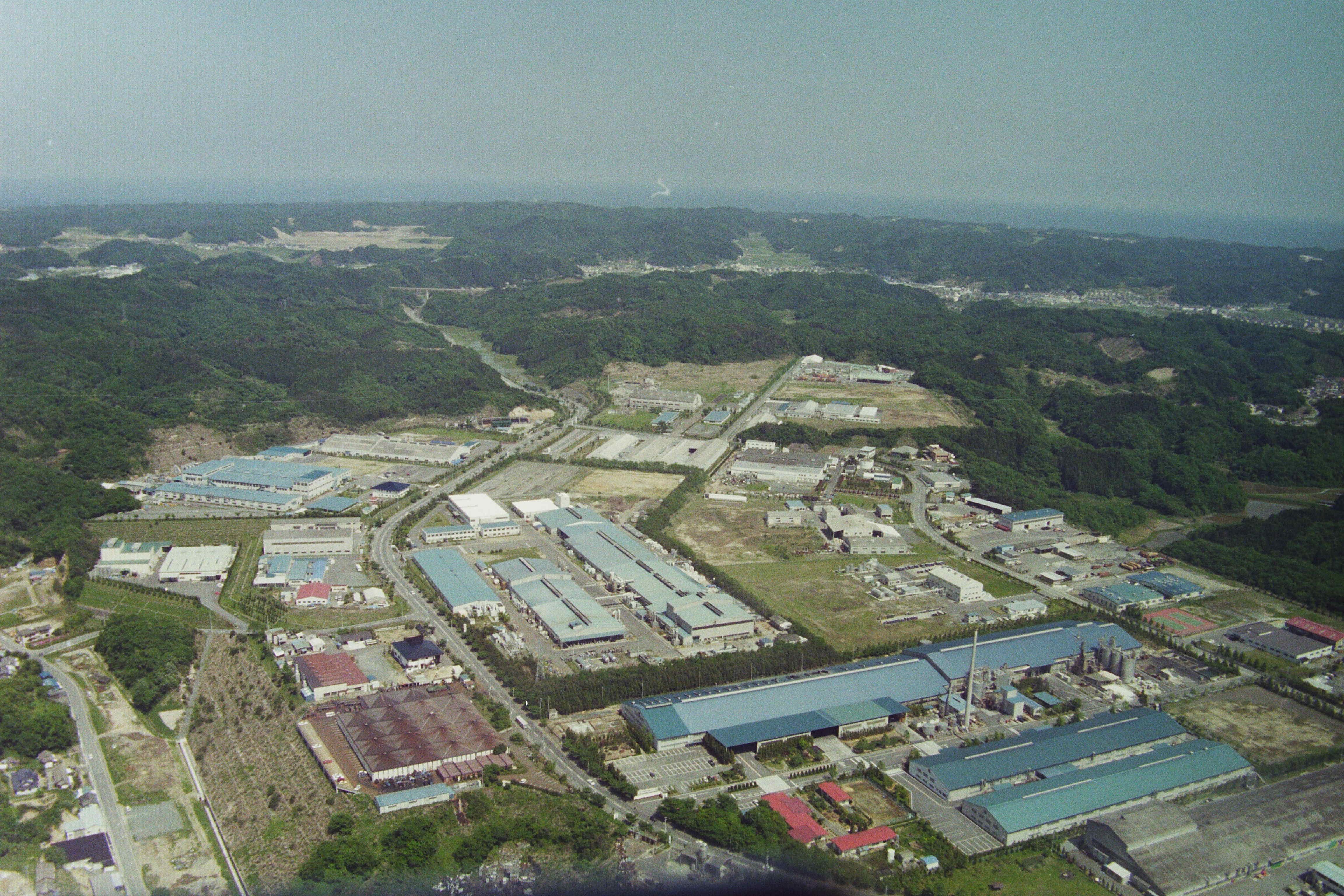 工場が進出する「常磐鹿島工業団地」　〔昭和54(1979)年5月　いわき市撮影〕