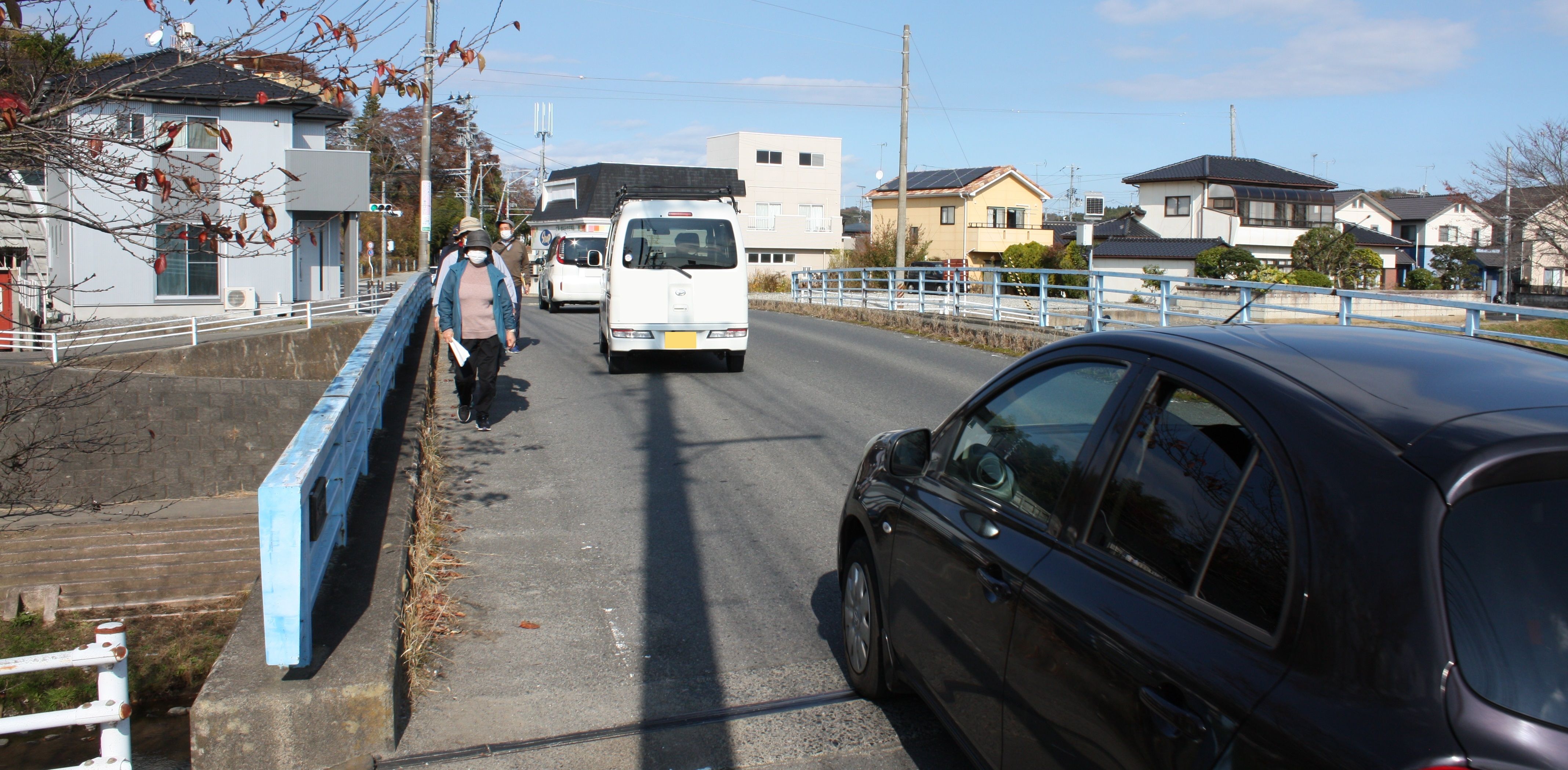 写真1-2 丘陵地下の三叉路道路改良が行われている愛谷川橋の先　中央公民館てくてく講座「いわきの城下町を歩く」。　〔令和4(2022)年11月　小宅幸一撮影〕