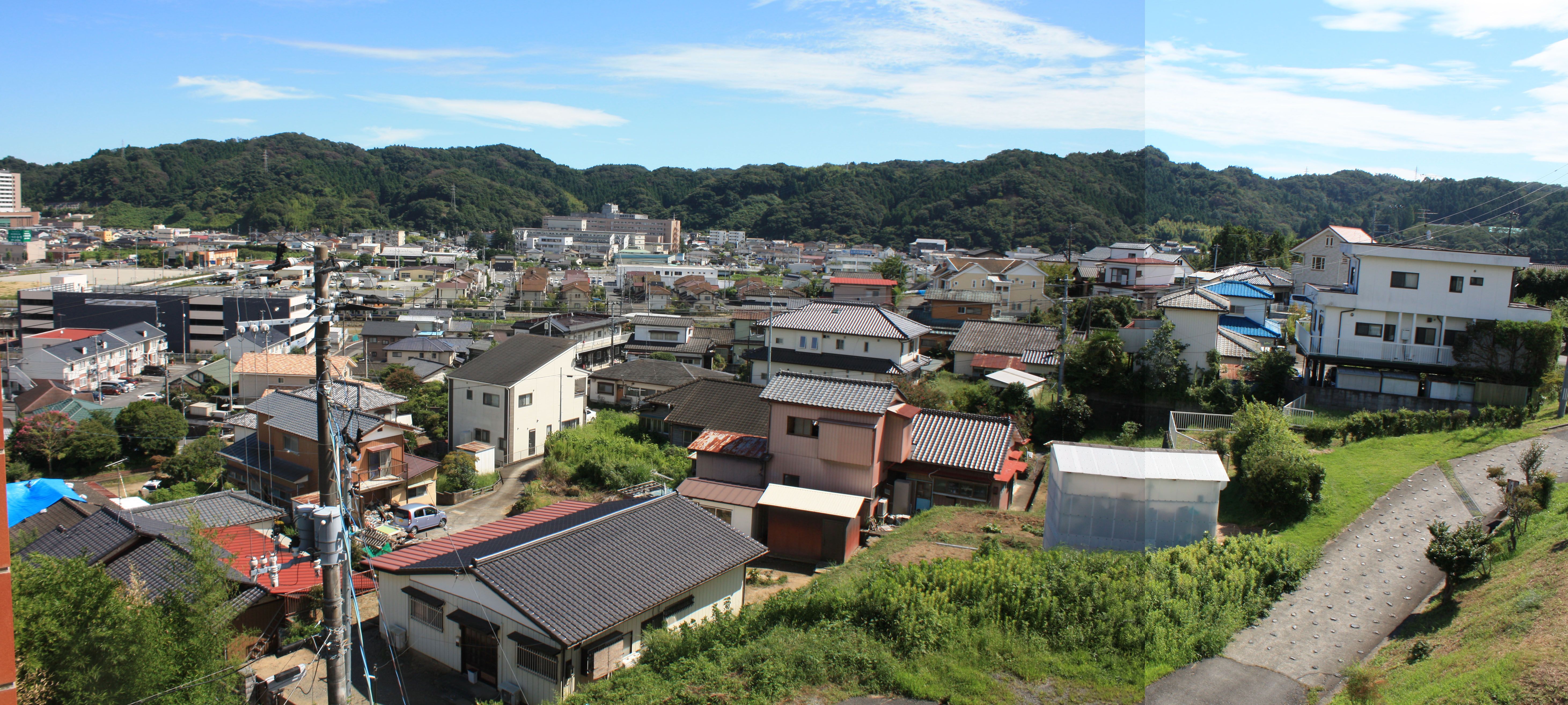 11.■写真4-2  高坂町　宅地化によって、常磐線を見通すことができない。〔令和4年9月　小宅幸一撮影〕