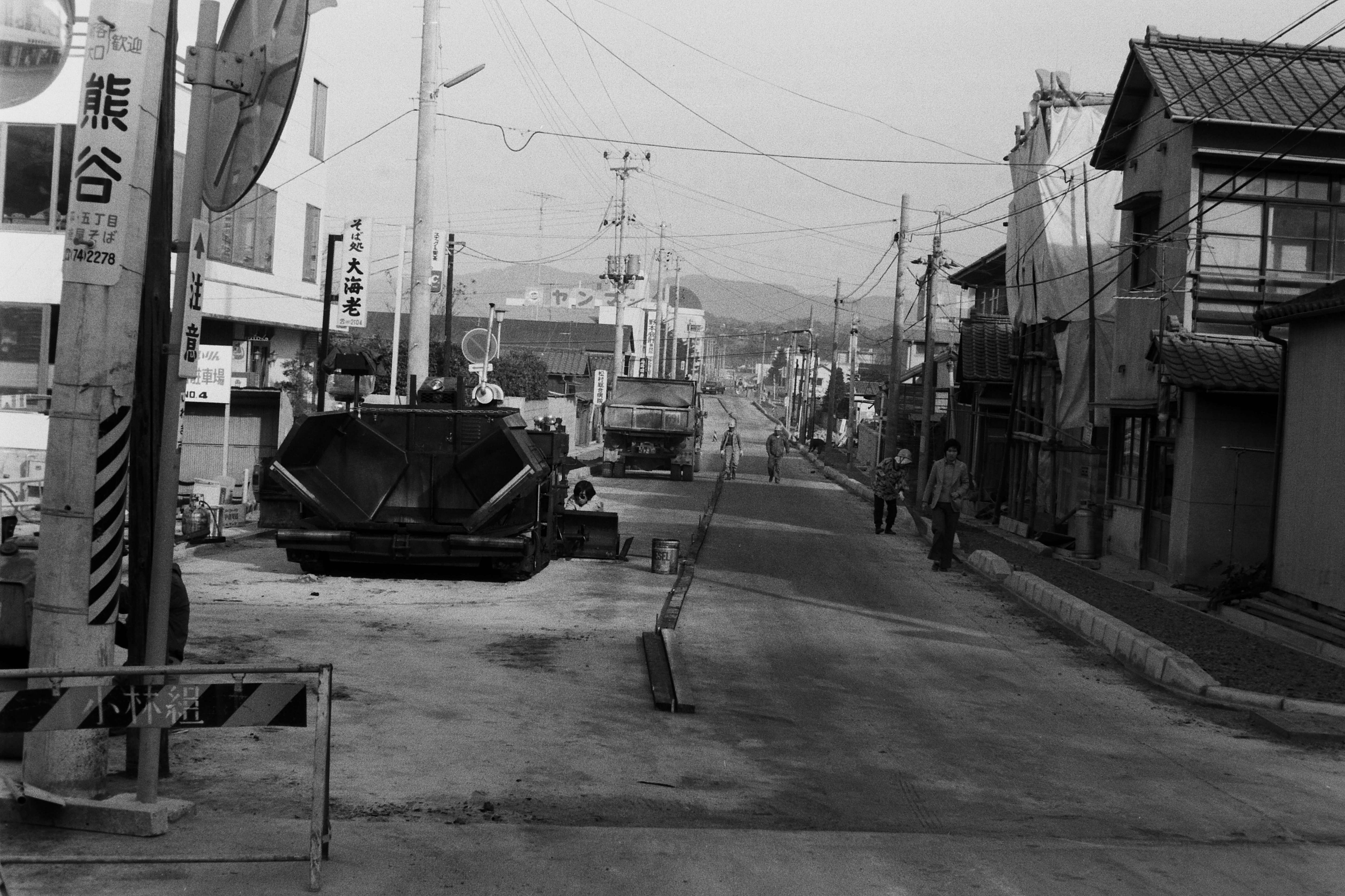 8.■写真4-1　平谷川瀬字明治町地内（競輪場前）の市道中町-谷川瀬線を北方に向かって見る　〔昭和52(1977)12月　いわき市撮影〕