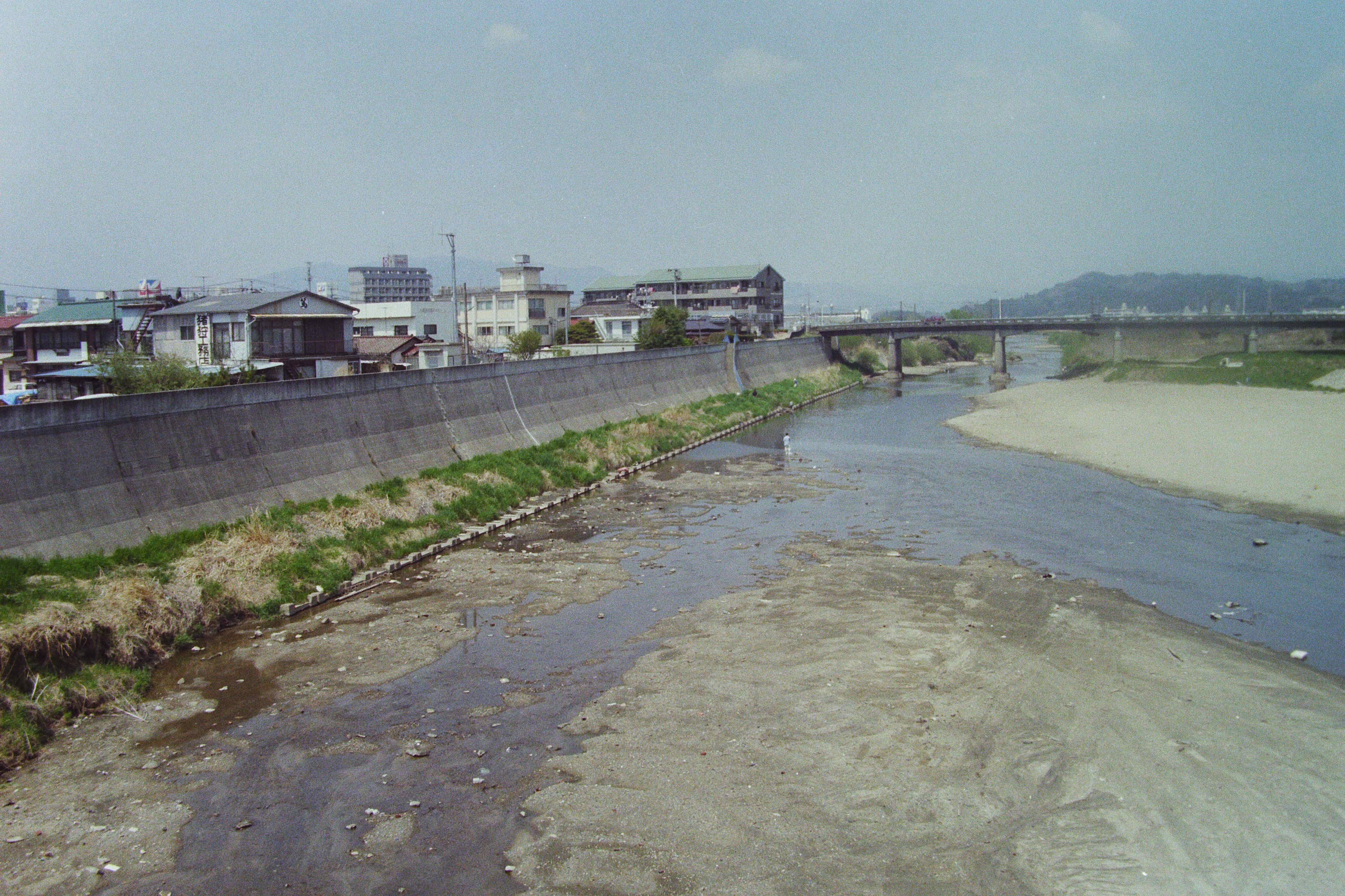 12.夏井川から見る平鎌田町（平成8年、いわき市撮影）