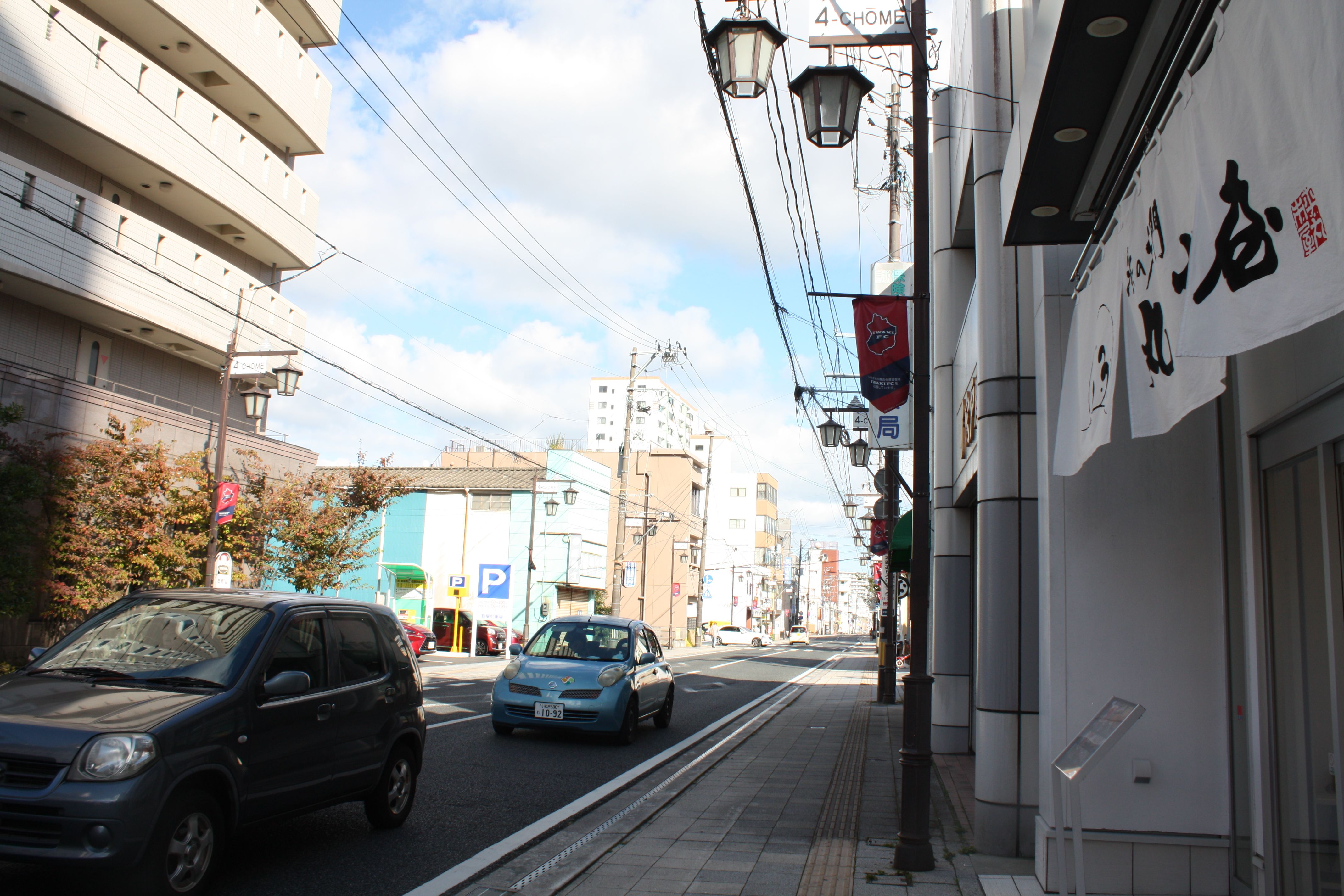 ■写真2-2  平字四町目の本町通りと魚問屋から小売店になった丸市屋(令和4年10月　小宅幸一撮影)