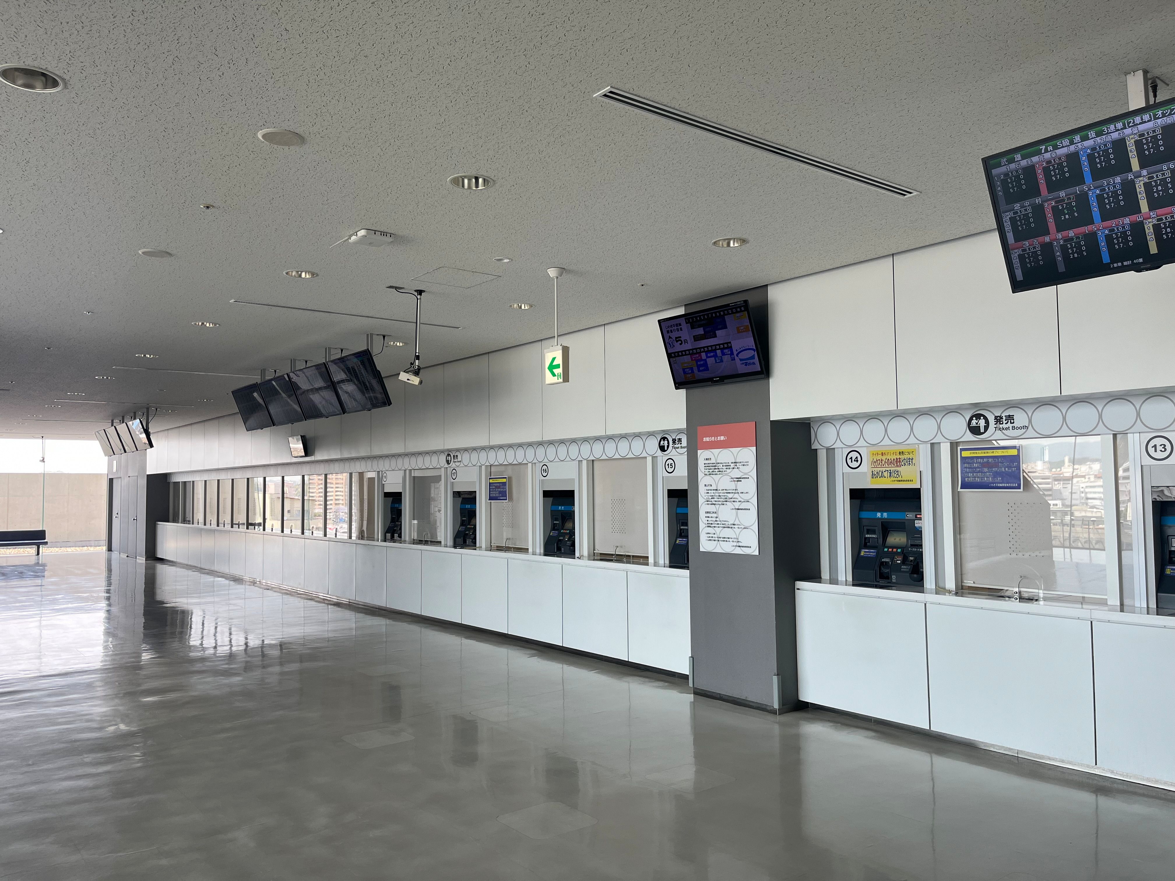 自動発払機前