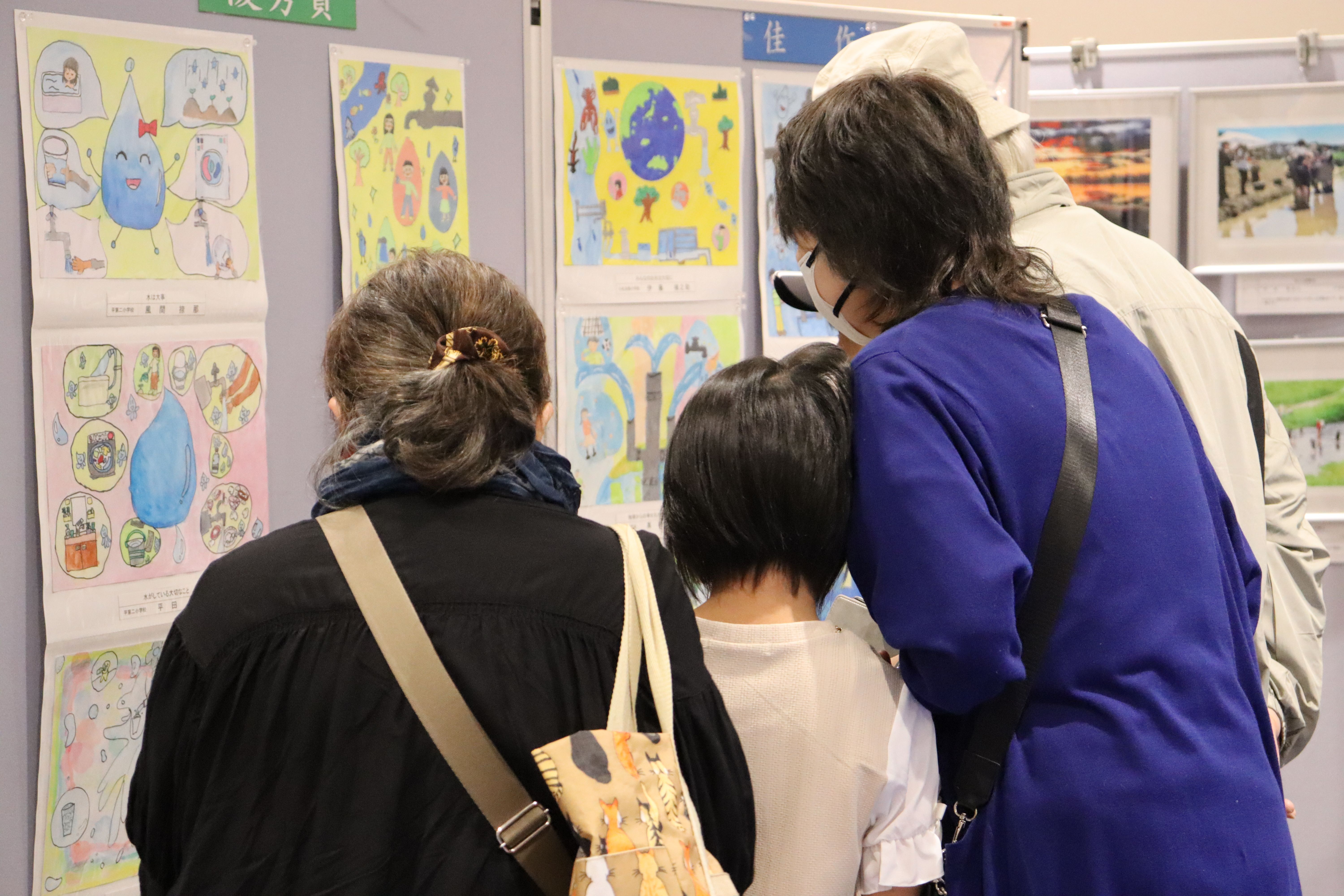 令和６年度　絵画、写真展示の様子